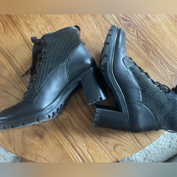 Vince Camuto Shoes - Vince Camuto Lug Sole Lace Up Ankle Boot - size 8